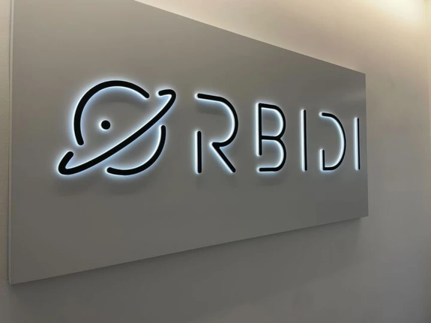 Orbidi es una agencia de marketing digital que se centra en pymes y autónomos, con especial foco en la gestión del Kit Digital. Ofrecen paquetes para crear webs, campañas publicitarias y presencia online completa, prometiendo que la subvención cubre todo al inicio. Según las opiniones sobre Orbidi, el atractivo principal es que tramitan la ayuda pública y empiezan sin que el cliente ponga dinero por adelantado.